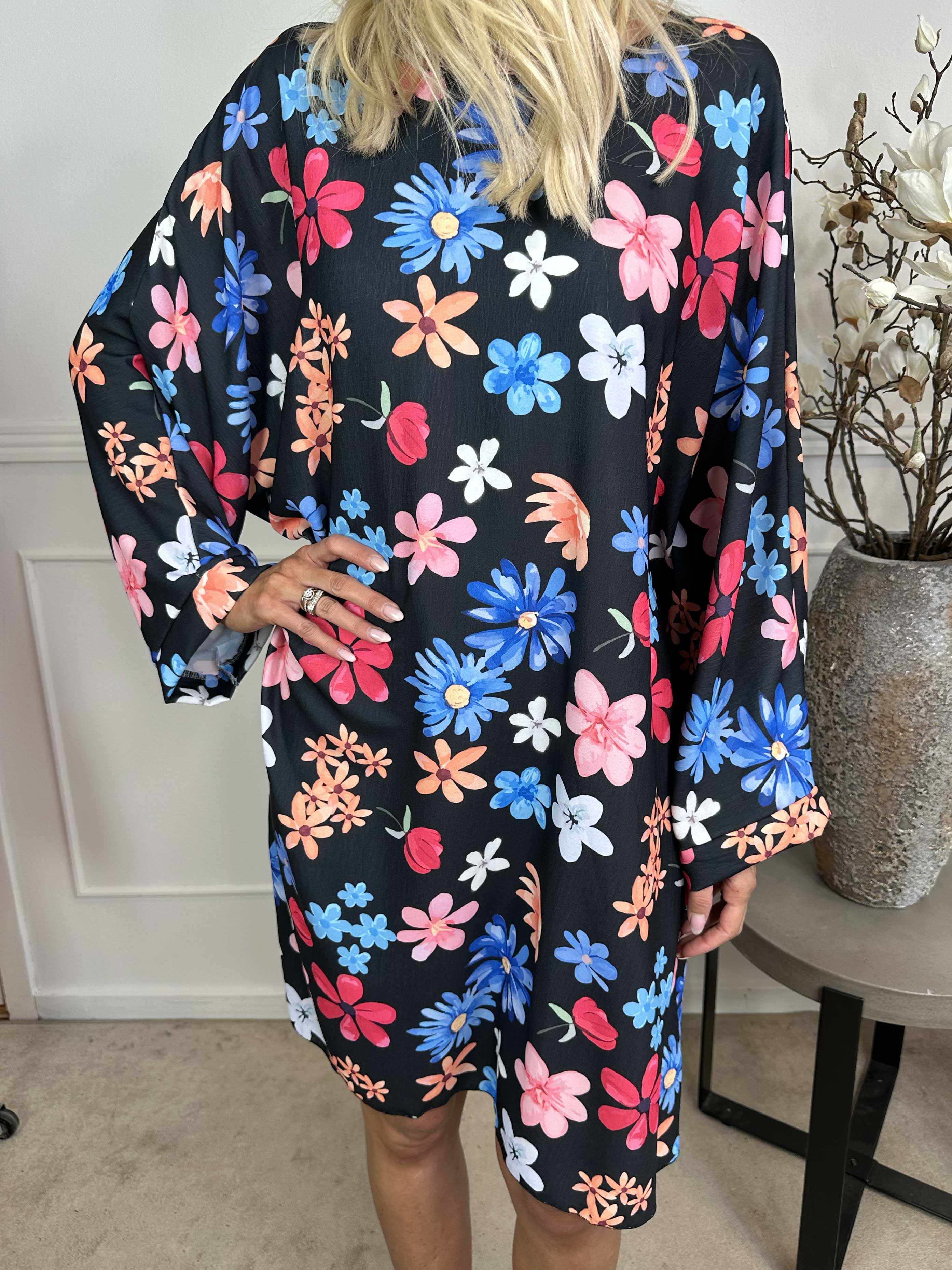 Sabina - Kjole i løs pasform med blomsterprint